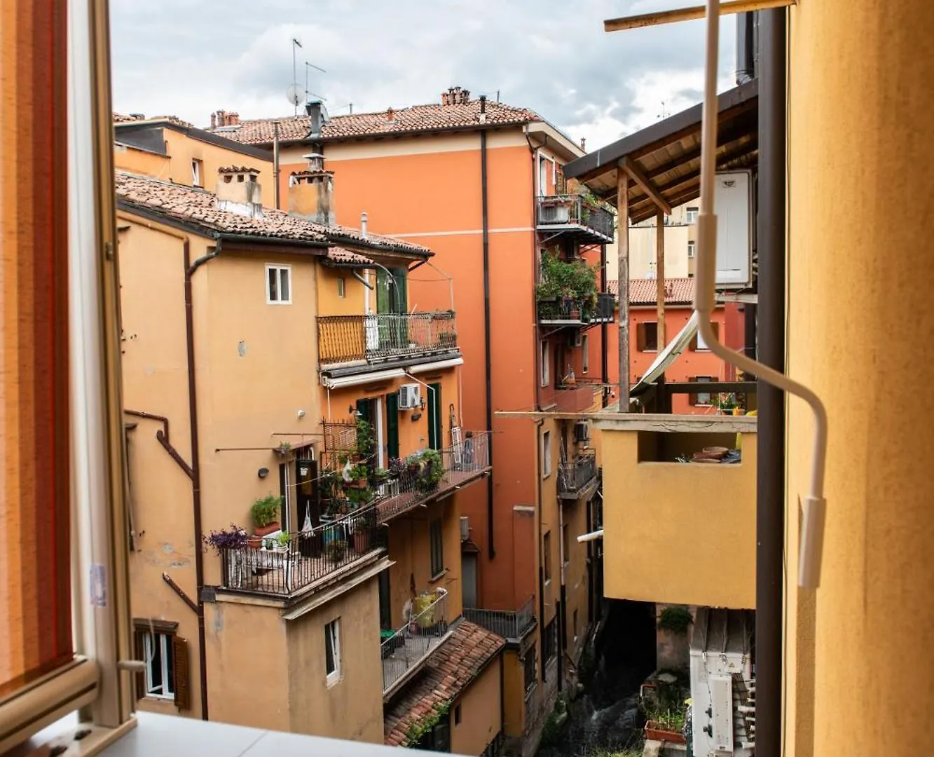Morgana Guarda Il Canale - Centro Storico - Finestrella -Indipendenza - Piazza 8 Agosto - Stazione Centrale Bologna Appartamento